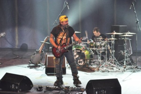 Cernea şi-a lansat candidatura oferind un concert Cargo